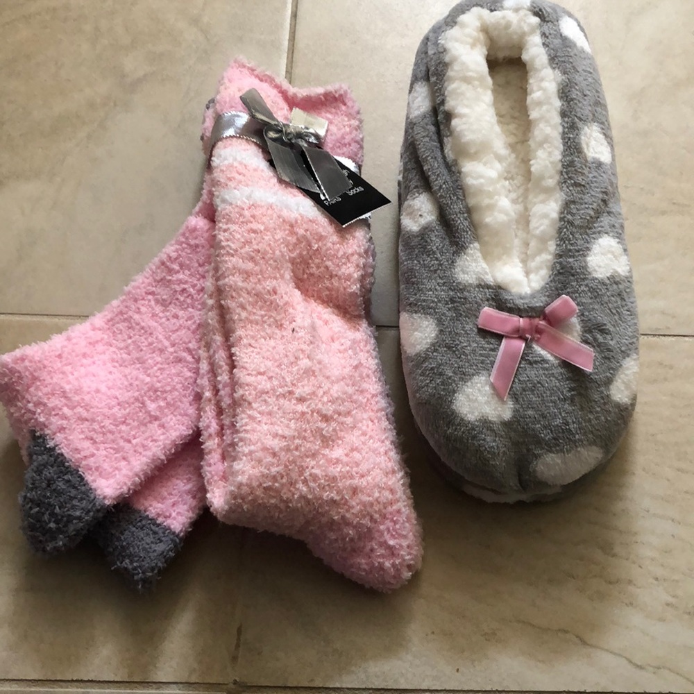 Women’s fuzzy slippers and 2 pairs of socks NWT
